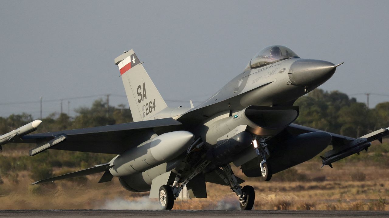 El presidente de Ucrania, Volodymyr Zelensky, solicitó aviones de combate F-16.