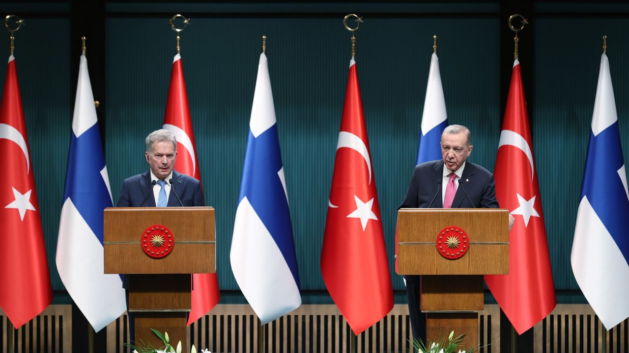 Turkish President Recep Tayyip Erdogan (right) and Finnish President Sauli Niinisto in Ankara on March 17.