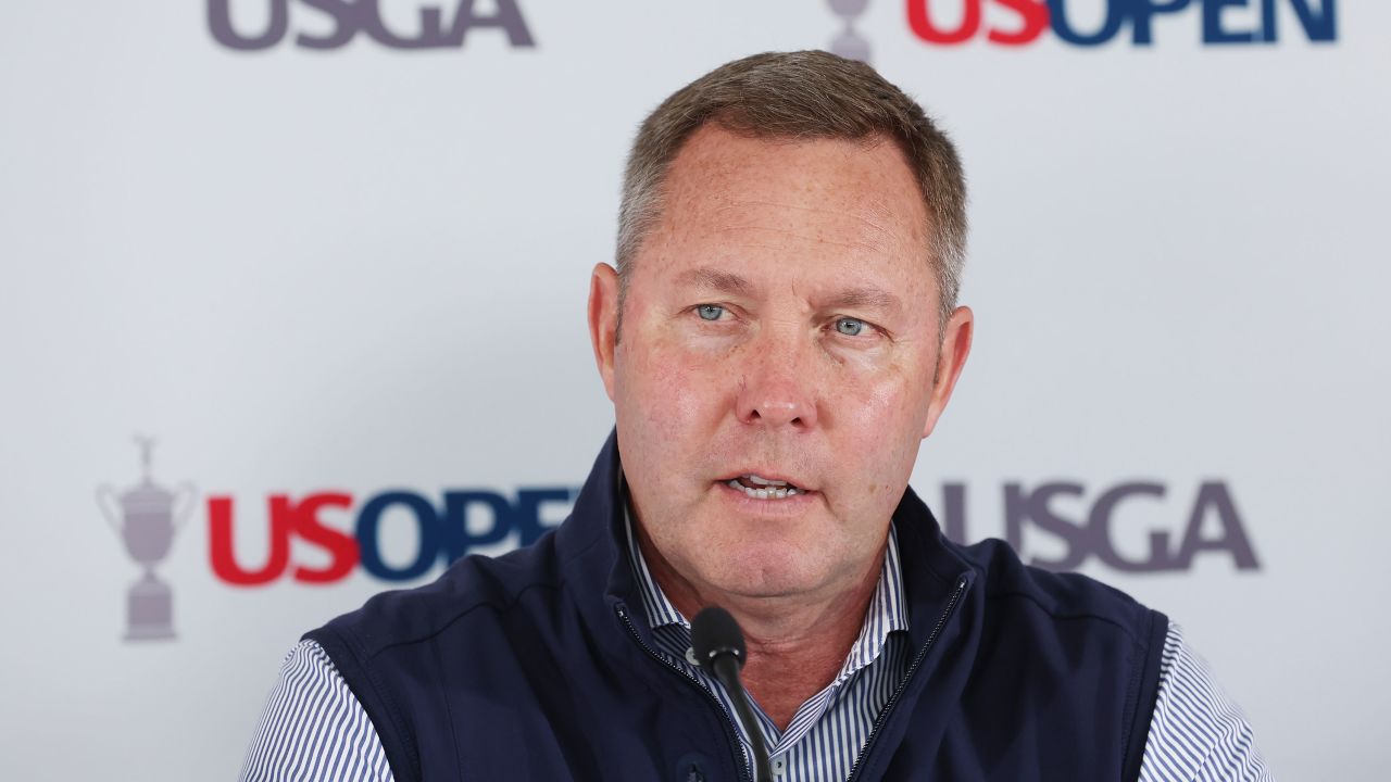 Ketua Pegawai Eksekutif USGA Whan bercakap kepada media menjelang Kejohanan Terbuka AS ke-122 pada Jun 2022.