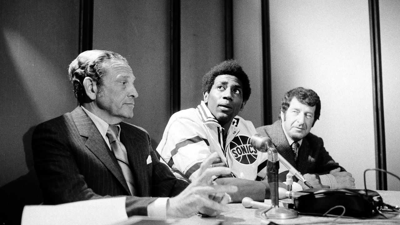 Spencer Haywood, centrum, die net heeft getekend bij de NBA Seattle SuperSonics, zit op een persconferentie in Seattle, Washington, 31 december 1970. (AP Photo, File)