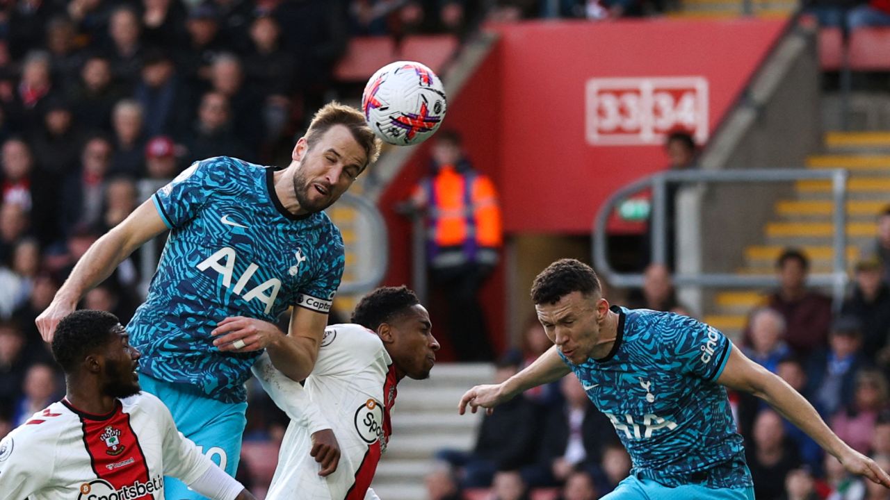 Sundulan Harry Kane membawa Spurs unggul 2-1 pada pertandingan Premier League melawan Southampon.