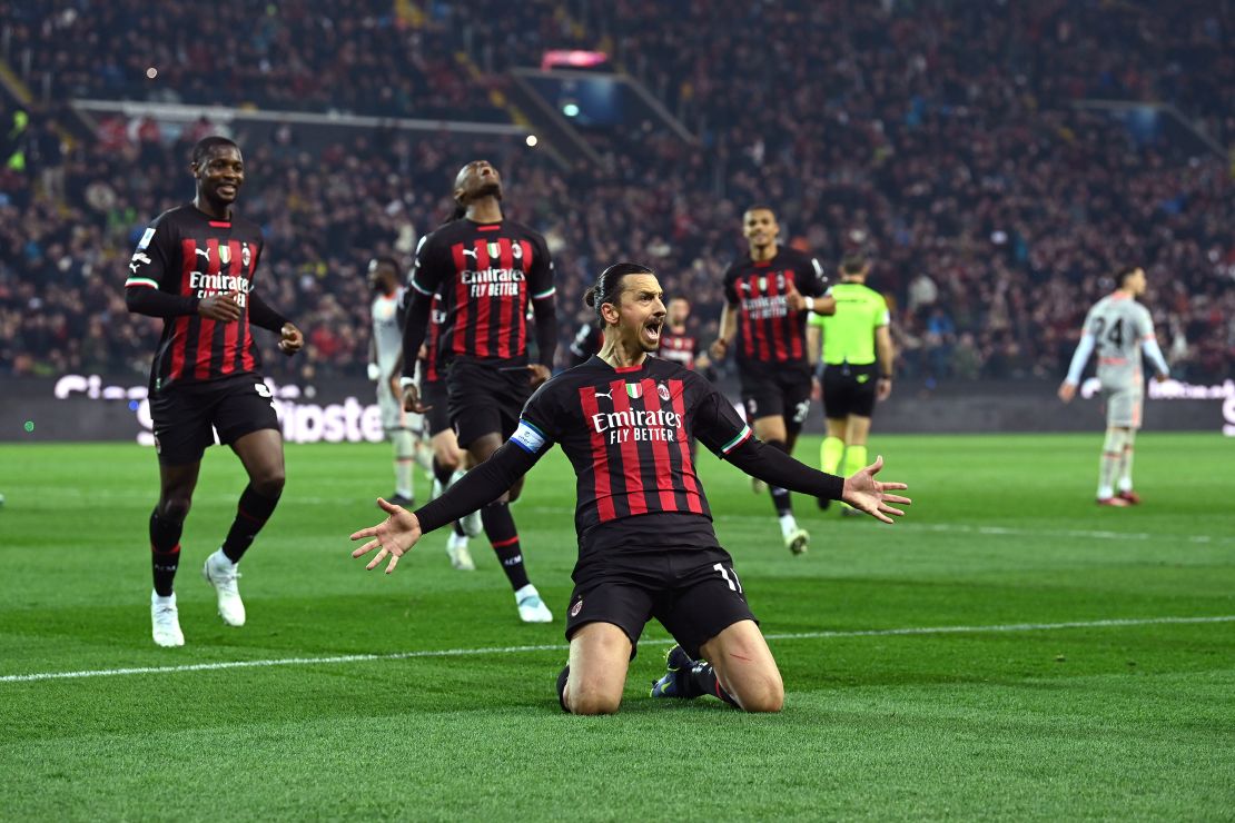 Ibrahimović celebrates with teammates after scoring.