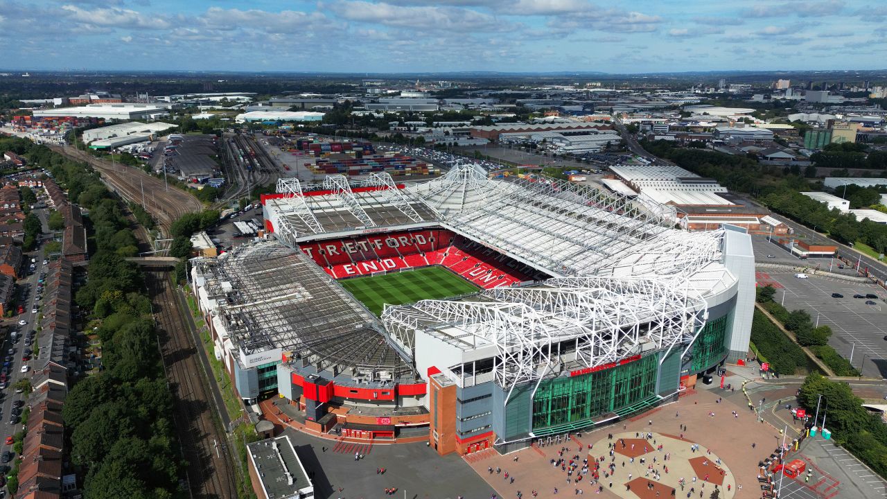 Verpersoonlijking stormloop Mannelijkheid Manchester United is for sale, who could buy the world-famous club? | CNN