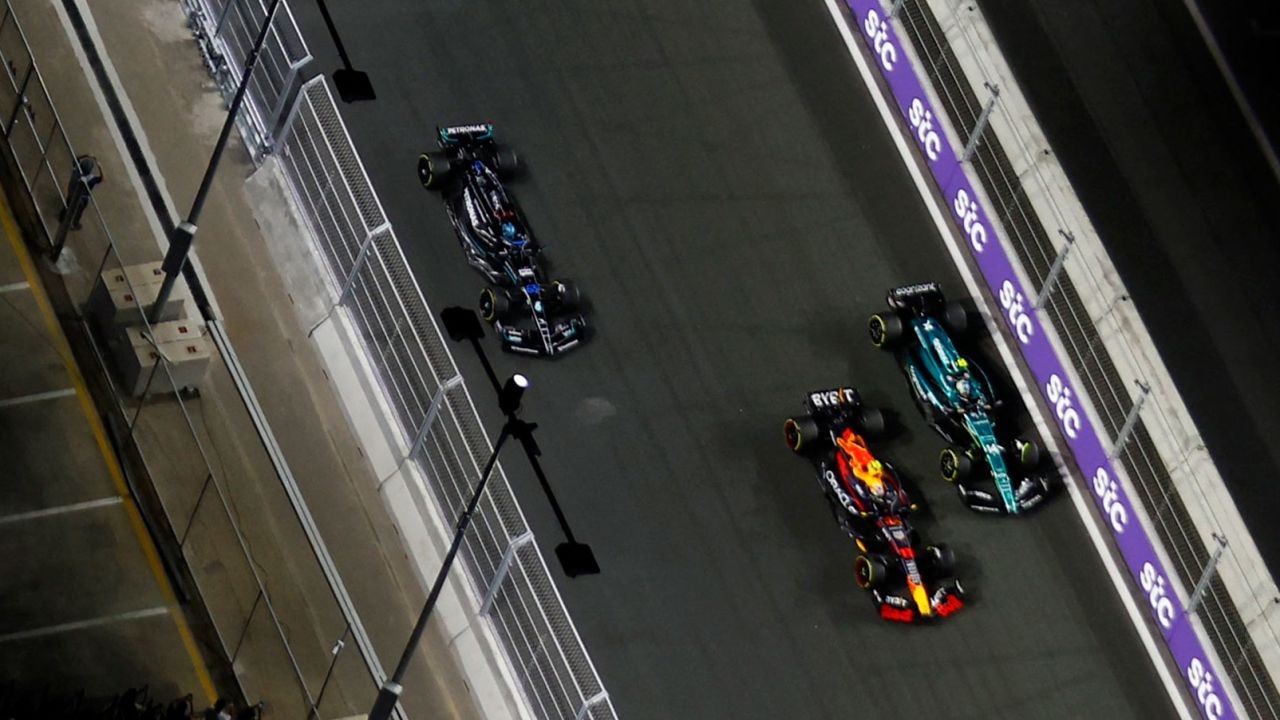 Sergio Perez van Red Bull, Fernando Alonso van Aston Martin, George Russell van Mercedes en Carlos Sainz van Ferrari in actie tijdens de race.