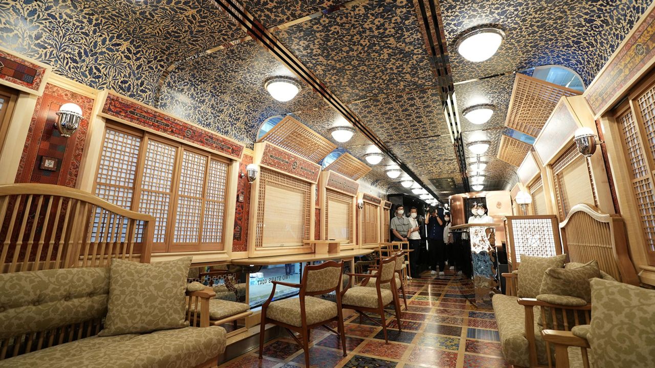 Bahagian dalam kereta api persiaran baharu Kyushu Railway Co., yang digelar Two Stars 4047.