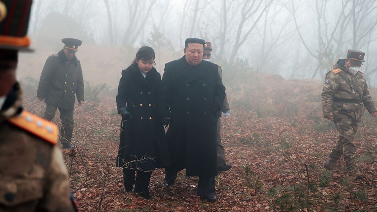 Pemimpin Korea Utara Kim Jong Un berjalan bersama anak perempuannya semasa latihan ketenteraan pada 19 Mac 2023.