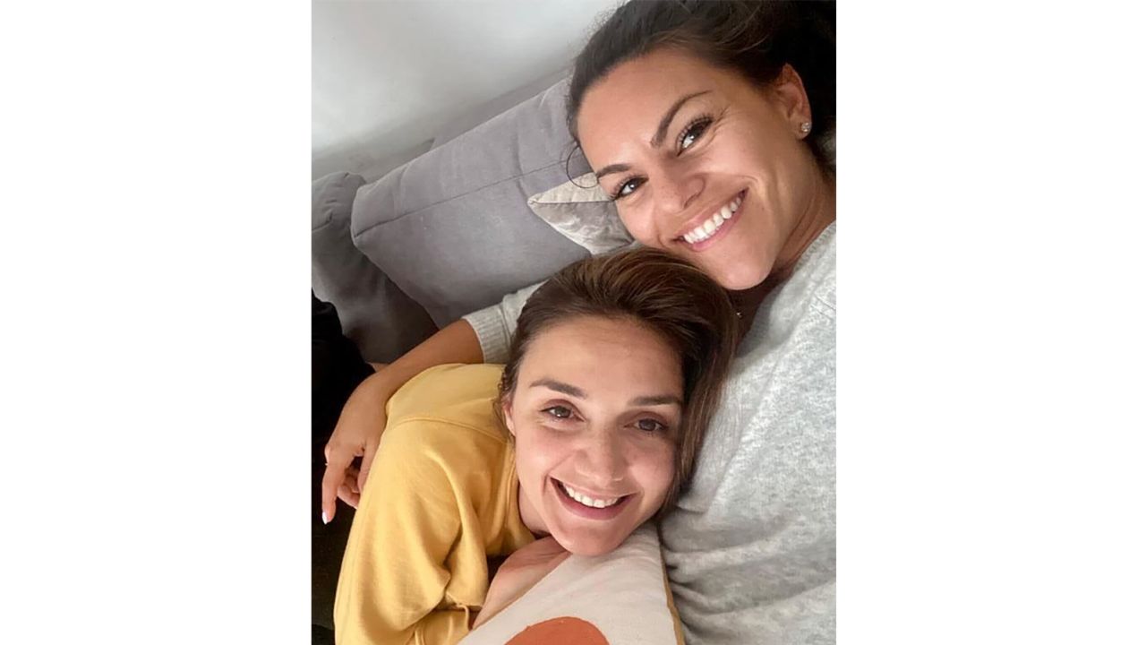 Hollie visited Andrea in London in 2022 and the two friends took this photo while chilling on the couch.