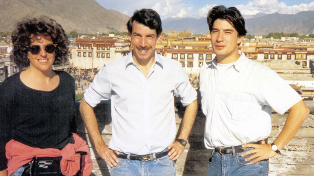Jurukamera CNN Cynde Strand, koresponden Mike Chinoy dan ahli bunyi Mitch Farkas, di Lhasa, Tibet, 1988.