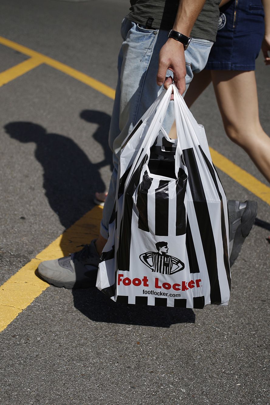 Competir Mal Exclusivo Foot Locker is closing 400 stores by 2026 | CNN Business