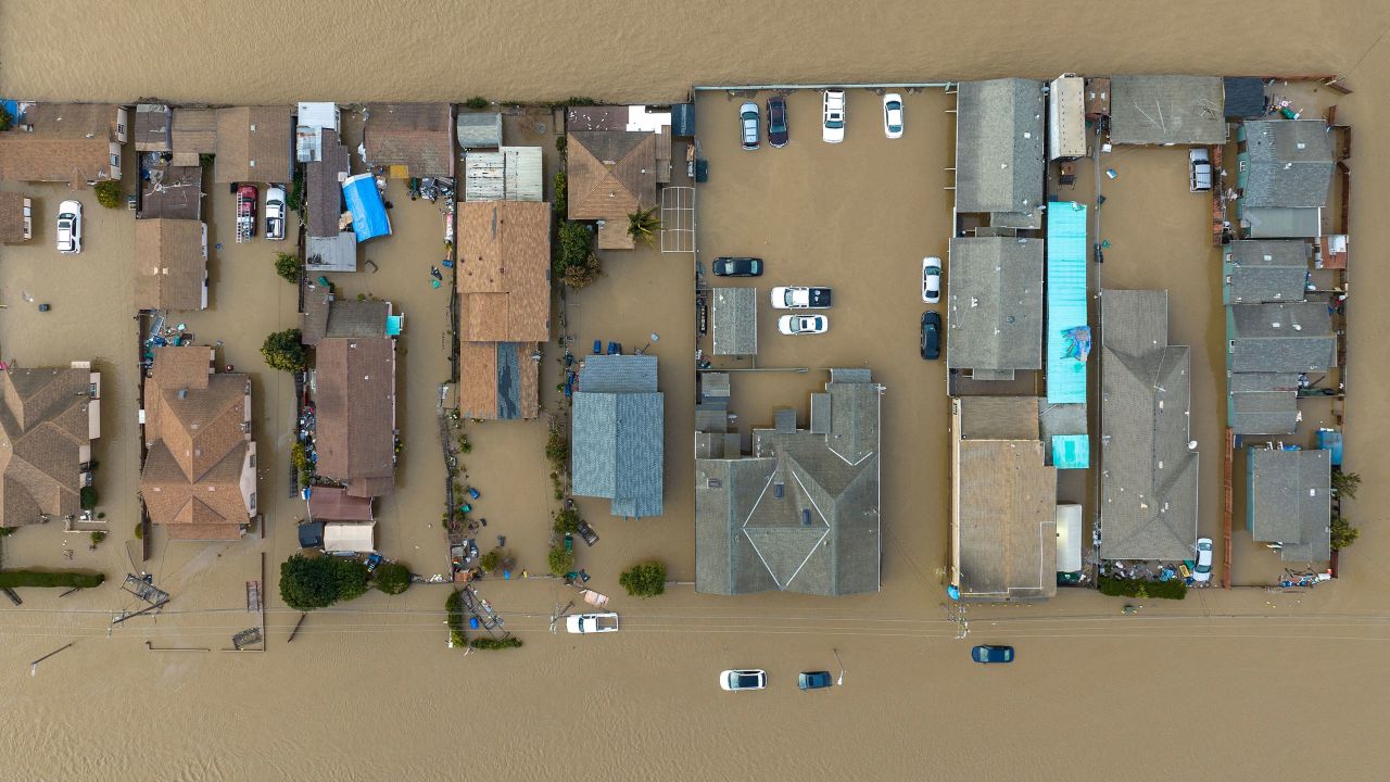 Kenderaan dan rumah dalam banjir di Pajaro, California, pada 11 Mac. Penduduk terpaksa berpindah pada tengah malam selepas air banjir merentasi Tambak Pajaro. 