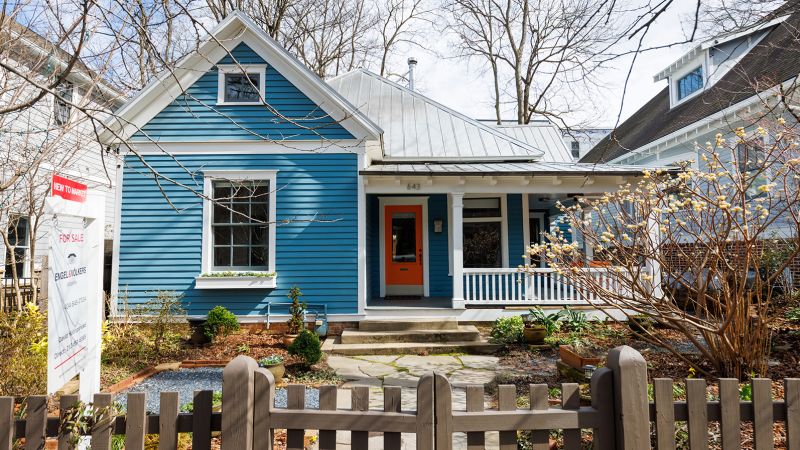 NextImg:Home prices fell in February, breaking a decade-long streak of year-over-year increases | CNN Business