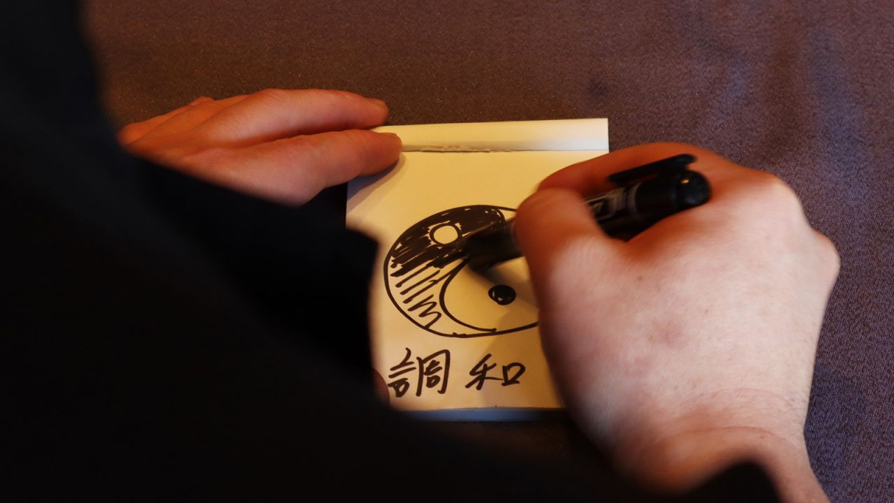 Kawada dice que la cocina Wakon-Kansai de Sazenka se puede comparar con un símbolo de yin-yang.