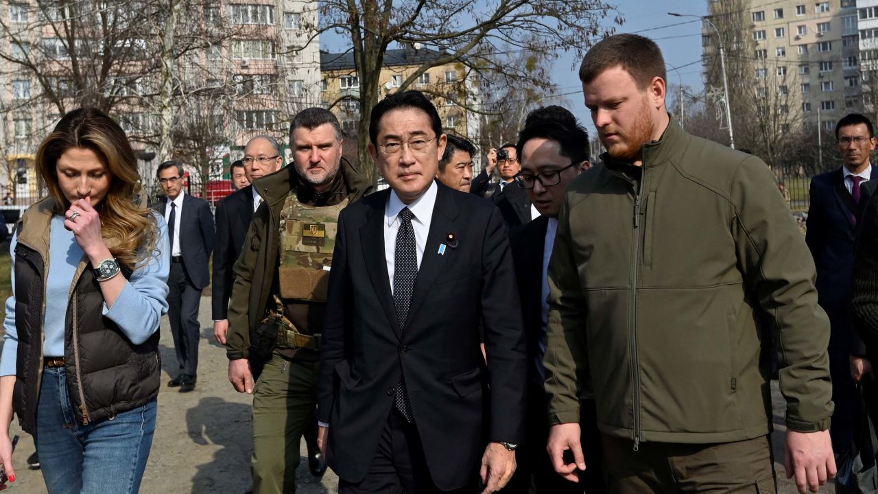 Kishida (center) visited the site of a mass grave in Bucha.