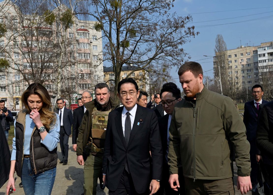 Kishida (center) visited the site of a mass grave in Bucha.