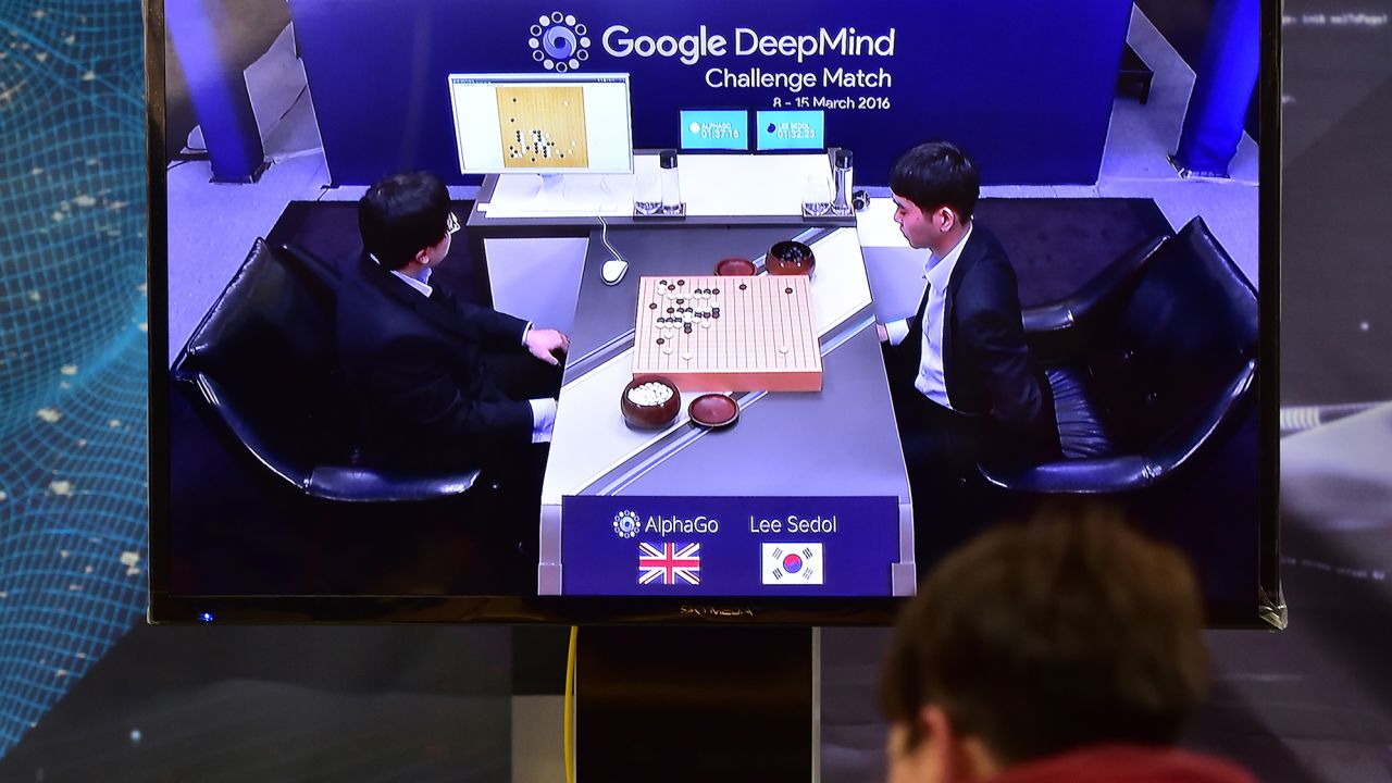 Ein Mann sieht sich einen Fernsehbildschirm an, auf dem Live-Aufnahmen des Google DeepMind Challenge Matches bei der Korea Baduk Association im März 2016 in Seoul übertragen werden.