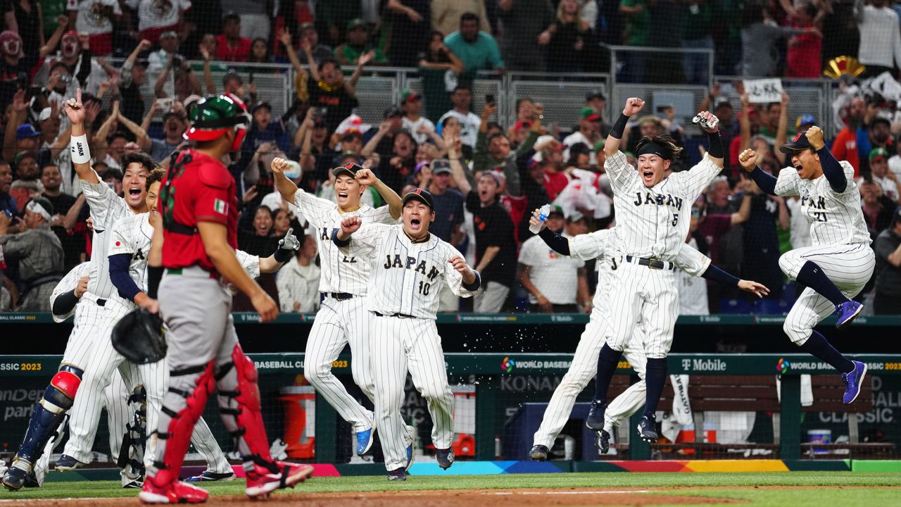Japan beat Mexico in the WBC semifinals thanks to a Murakami double.