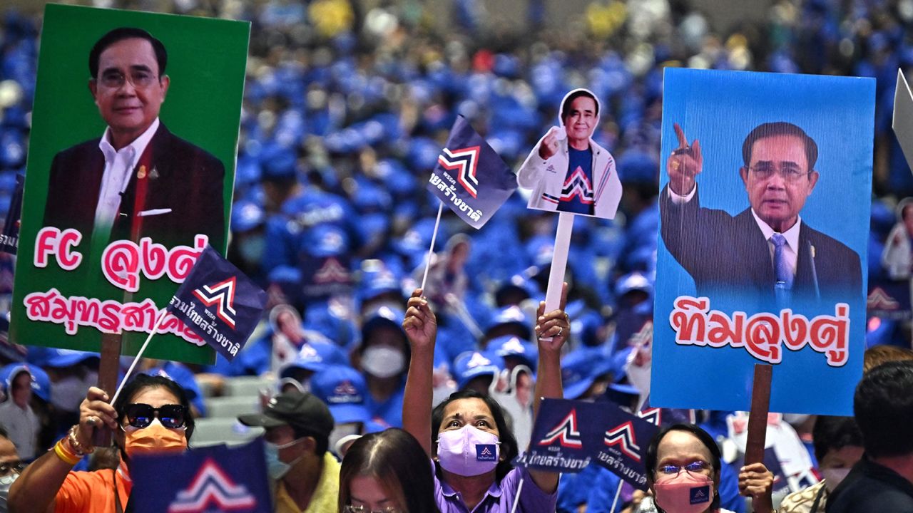 I sostenitori del partito Ruam Thai Sang Chart (United Thai Nation) tengono cartelli del primo ministro thailandese Prayut Chan-O-Cha.