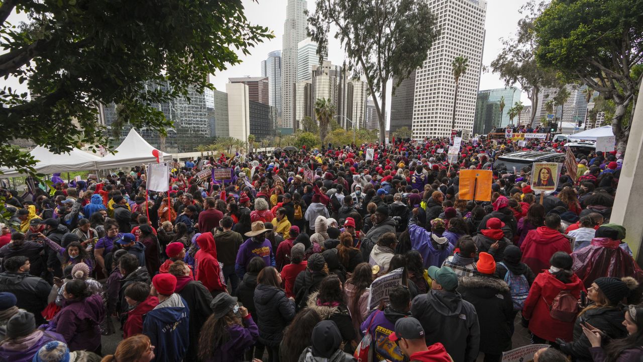 Beribu-ribu guru Los Angeles Unified School District dan ahli SEIU berhimpun di luar ibu pejabat LAUSD di Los Angeles pada hari Selasa.