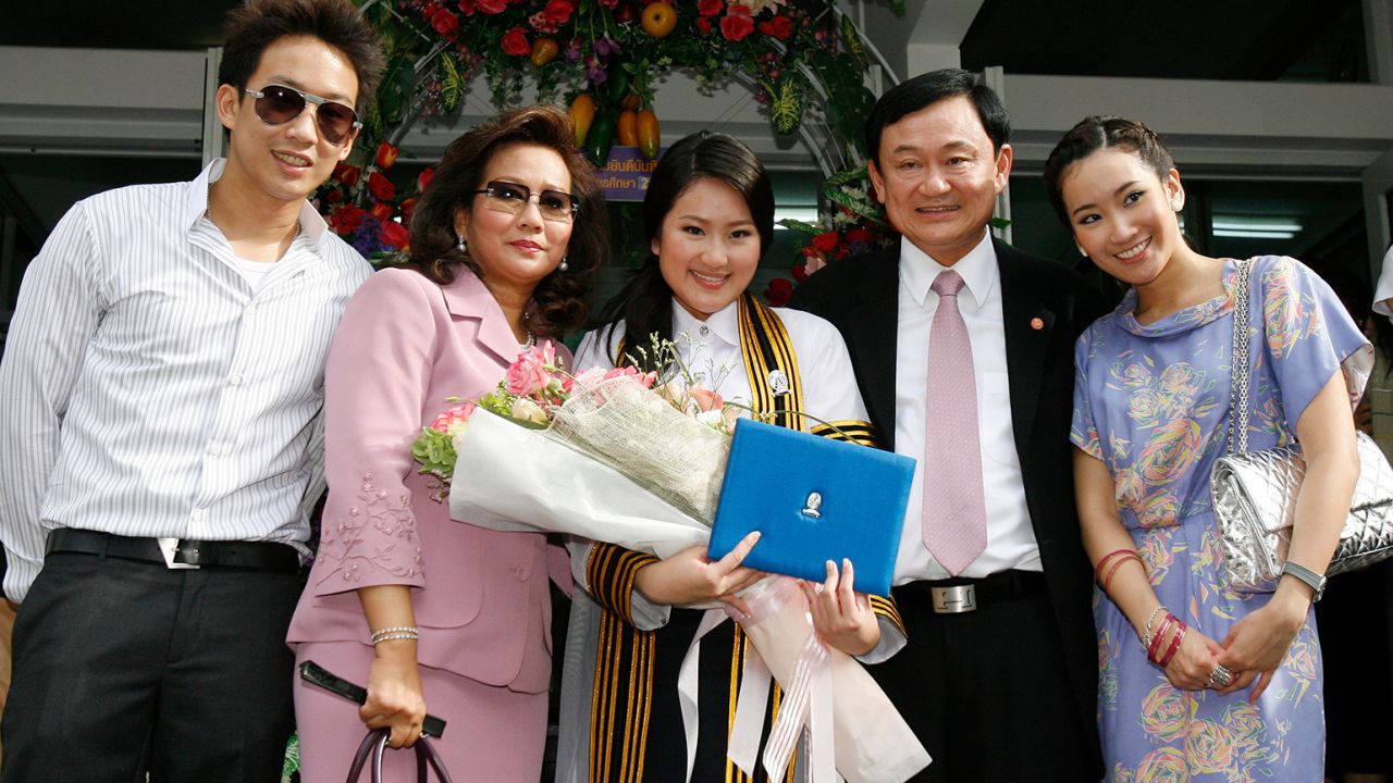 پائونگ‌تارن شیناواترا (مرکز) با پدرش تاکسین (راست)، مادر و خواهر و برادرش در روز فارغ‌التحصیلی در سال 2008.