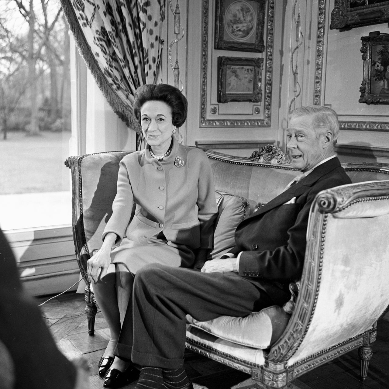 The Duke and Duchess of Windsor in the lounge of the Paris mansion. 