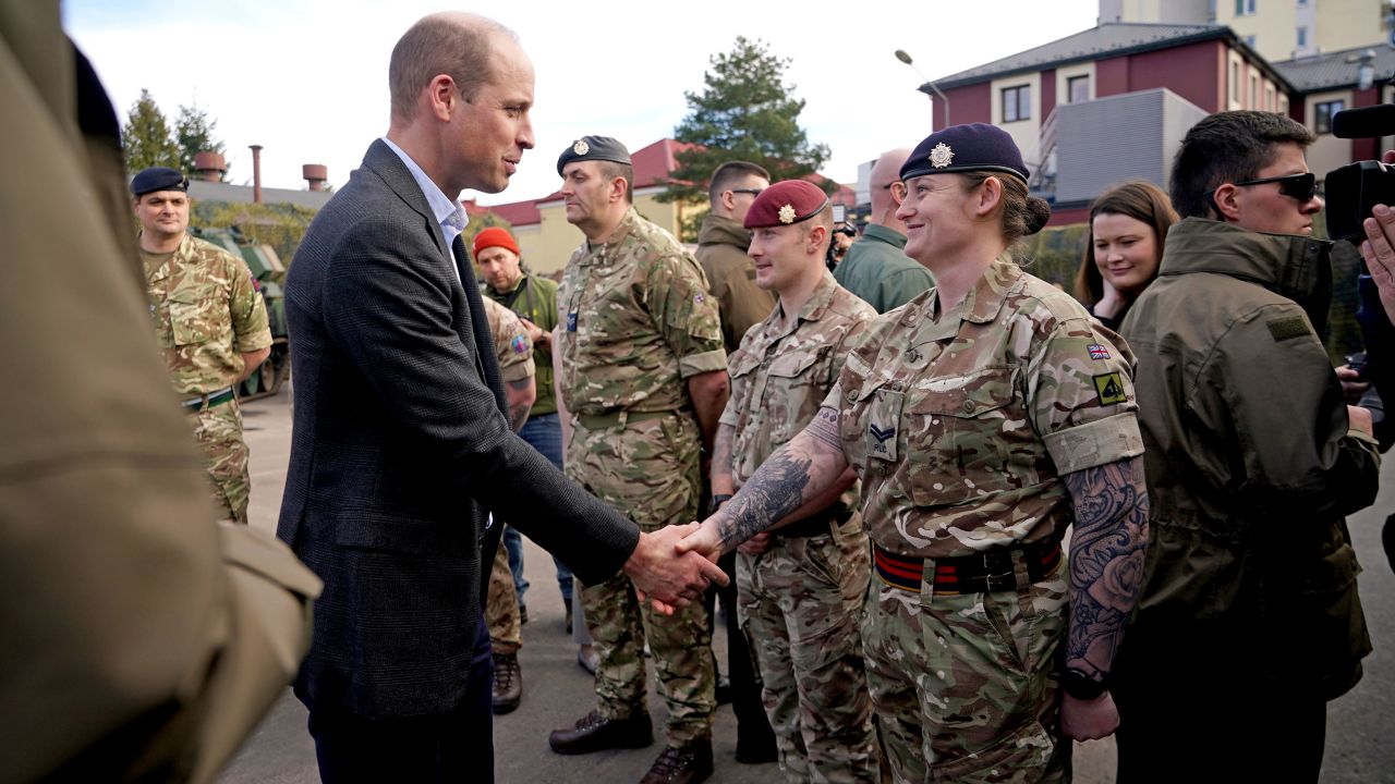 Princi William përshëndeti anëtarët e ushtrisë britanike gjatë vizitës.