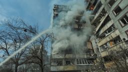 Вид на житловий будинок, пошкоджений російським ракетним ударом під час нападу Росії на Україну, у Запоріжжі, Україна, 22 березня 2023 року. REUTERS/Stringer