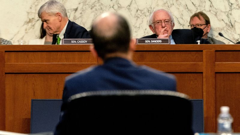 Bernie Sanders critica a ‘ganância corporativa’, já que o CEO da Moderna não promete cortar os custos da vacina Covid-19