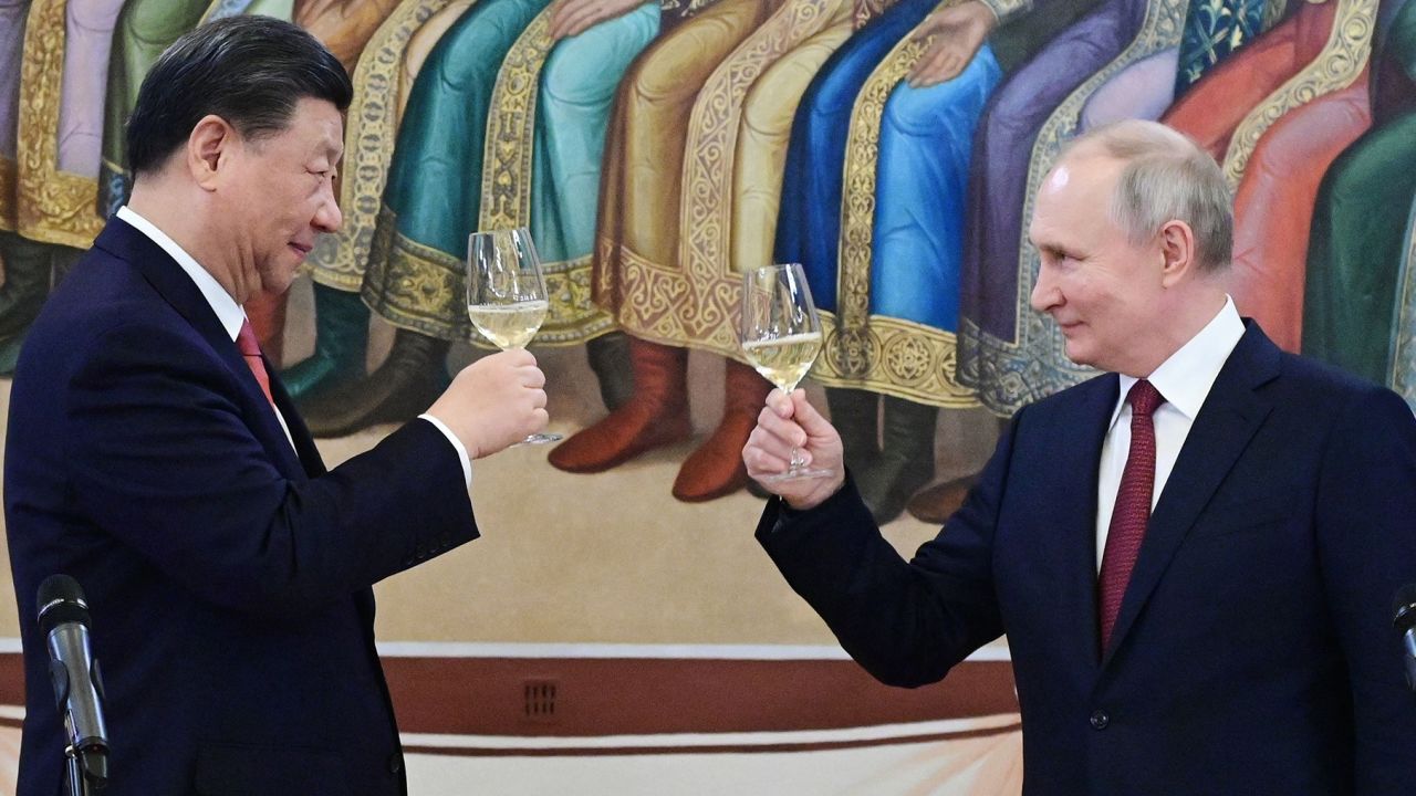 TOPSHOT - Russian President Vladimir Putin and China's President Xi Jinping make a toast during a reception following their talks at the Kremlin in Moscow on March 21, 2023. (Photo by Pavel Byrkin / SPUTNIK / AFP) (Photo by PAVEL BYRKIN/SPUTNIK/AFP via Getty Images)