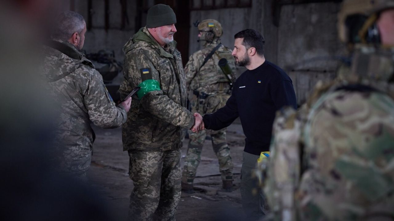 Presiden Ukraine Volodymyr Zelenskyy berjabat tangan dengan seorang askar Ukraine semasa lawatannya ke barisan hadapan Bakhmut di wilayah Donetsk, Ukraine pada 22 Mac.