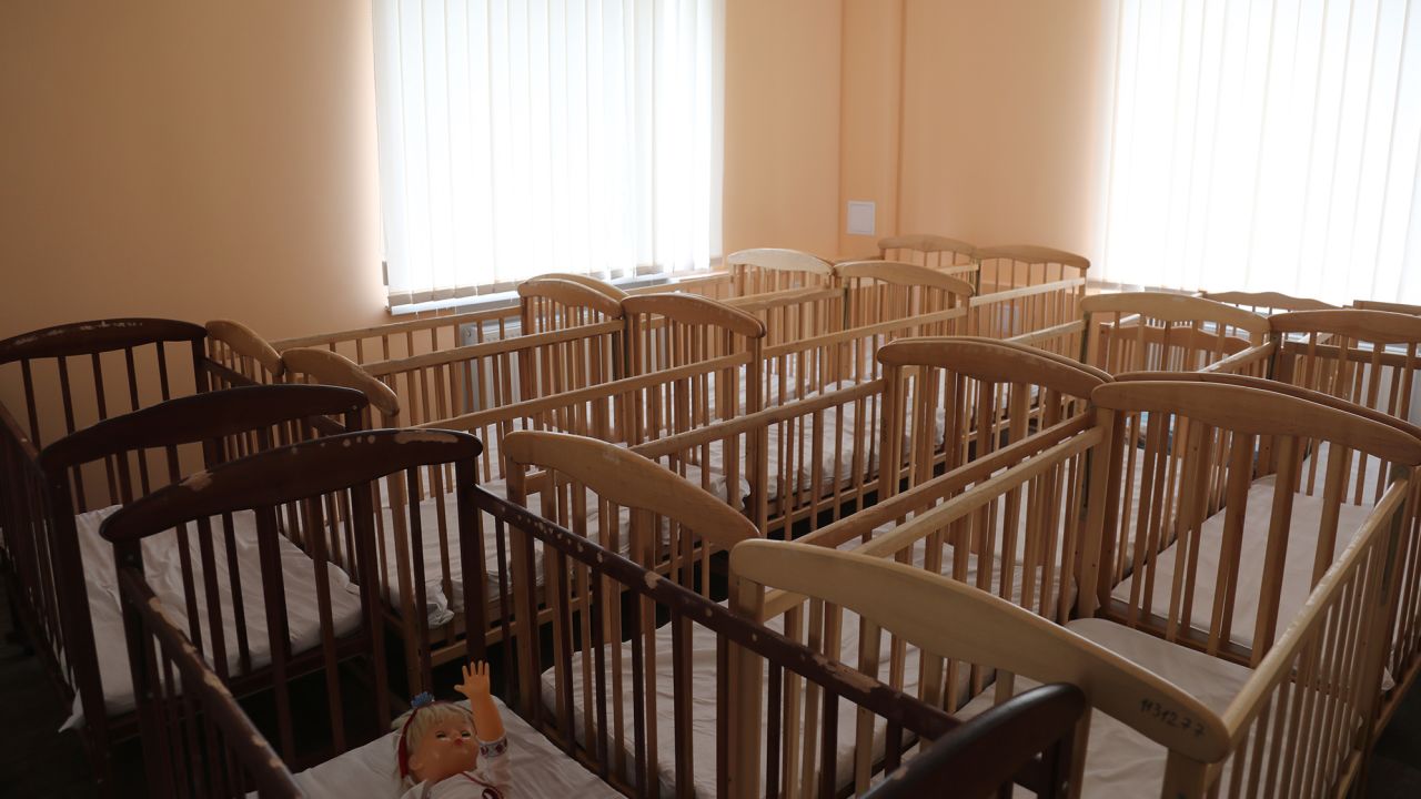 Katil bayi berdiri kosong di rumah anak yatim di Kherson. 