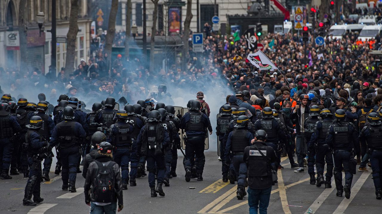 La policía antidisturbios se enfrenta a los manifestantes fuera de la ópera durante una huelga nacional contra la reforma de las pensiones en el centro de París el jueves.