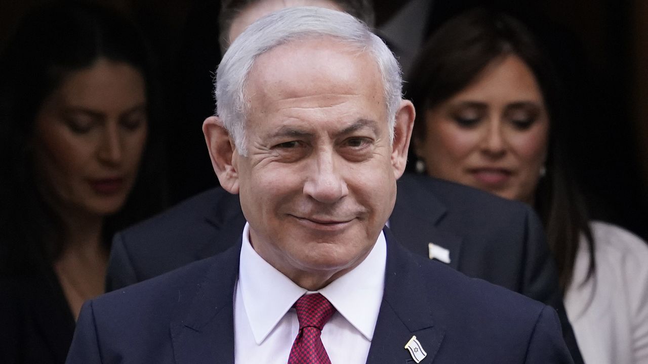     Netanyahu sale del número 10 de Downing Street después de reunirse con el primer ministro británico, Rishi Sunak, en Londres, el viernes 24 de marzo de 2023.