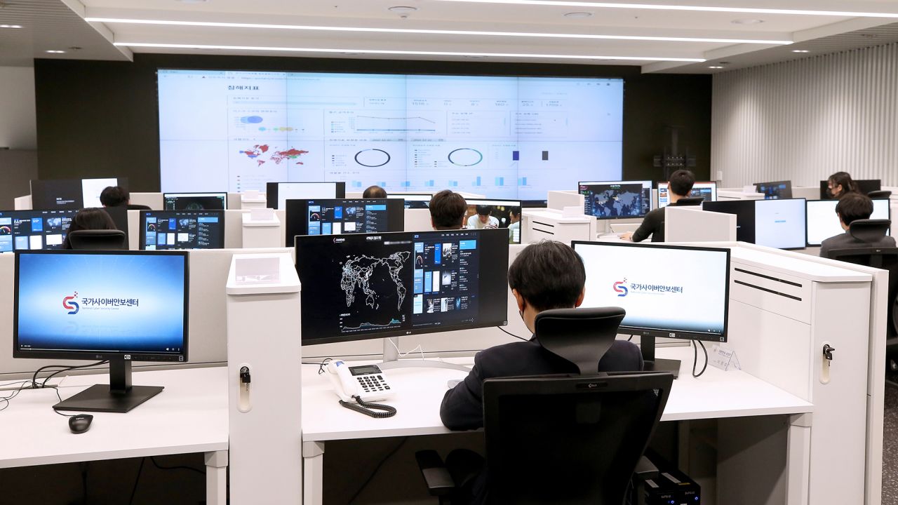 La sala de análisis conjunto del Centro Nacional de Cooperación en Seguridad Cibernética del Servicio Nacional de Inteligencia de Corea del Sur. 