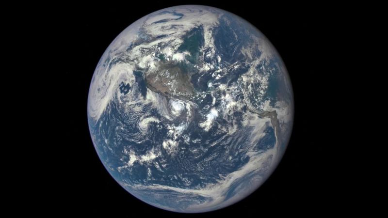 Asteroid between earth outlet and moon