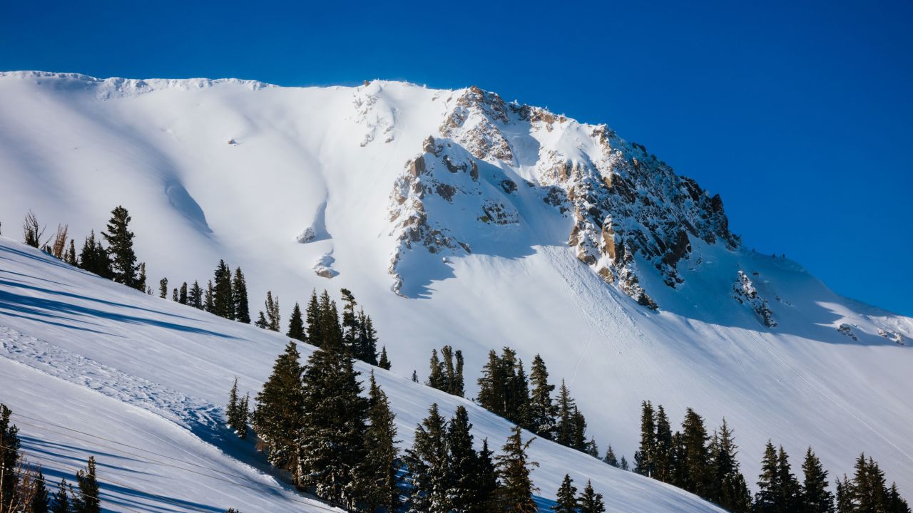 Pusat peranginan ski di California mendapat salji yang begitu banyak sehingga mereka boleh terus dibuka sehingga Jun