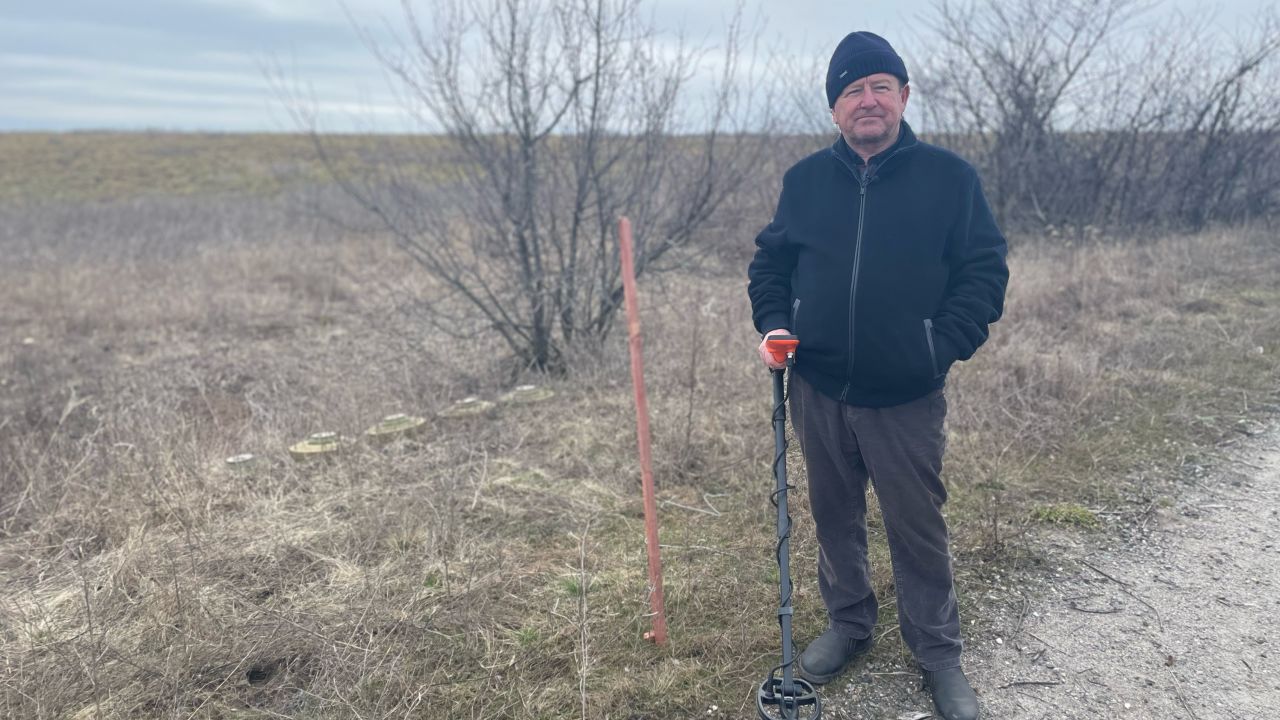 Александр Гаврилюк с несколькими российскими противотанковыми минами, которые он откопал на своих полях с помощью металлоискателя.
