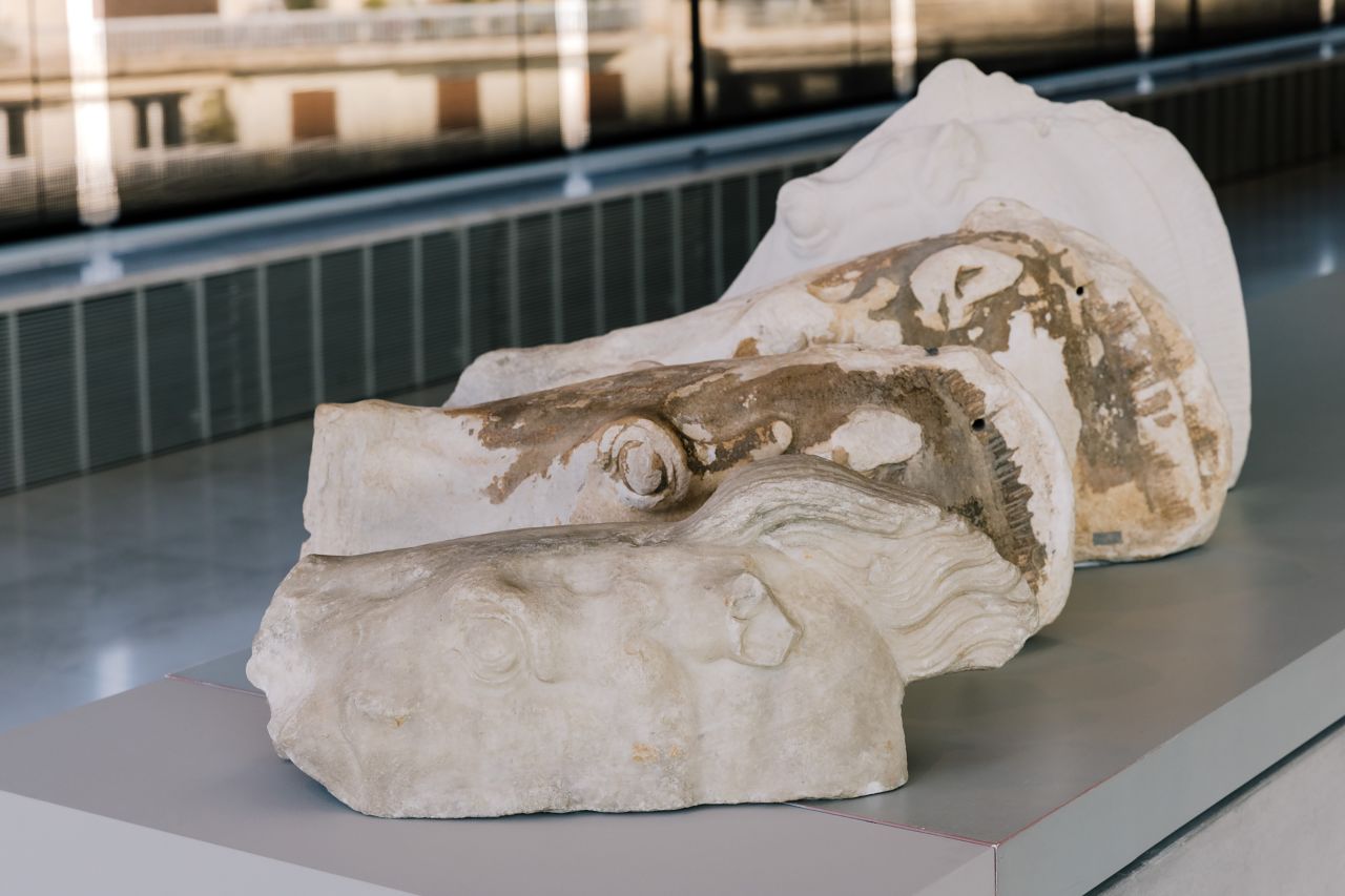 The head of a horse is one of the fragments returned to Greece by the Vatican.