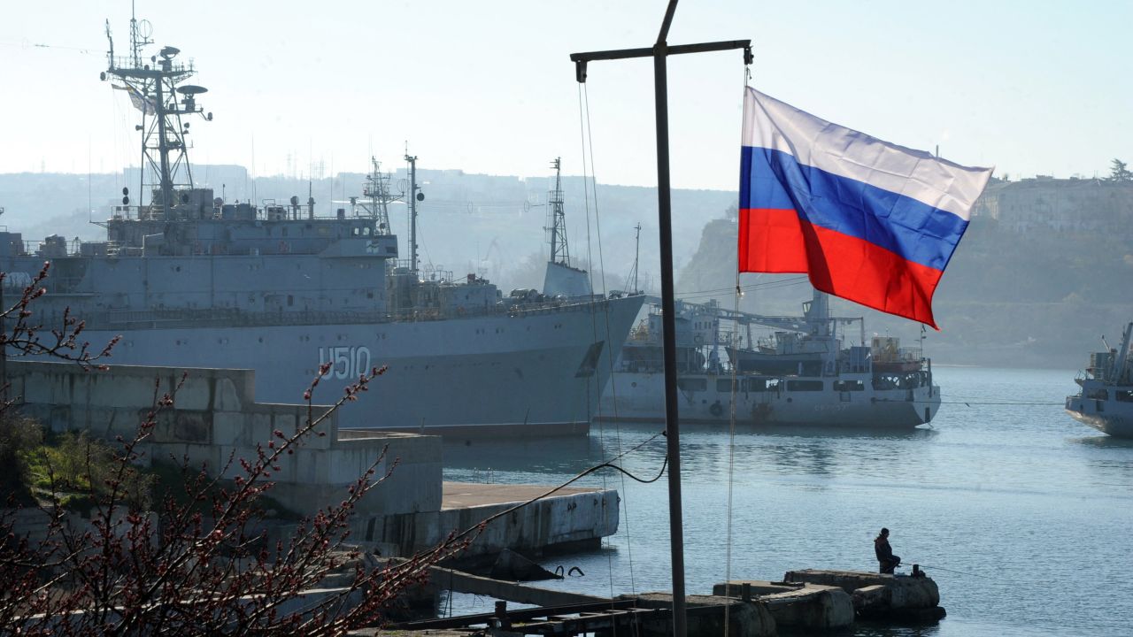 La bandera rusa ondea frente al barco militar ucraniano Slavutich amarrado en la bahía de Sebastopol.