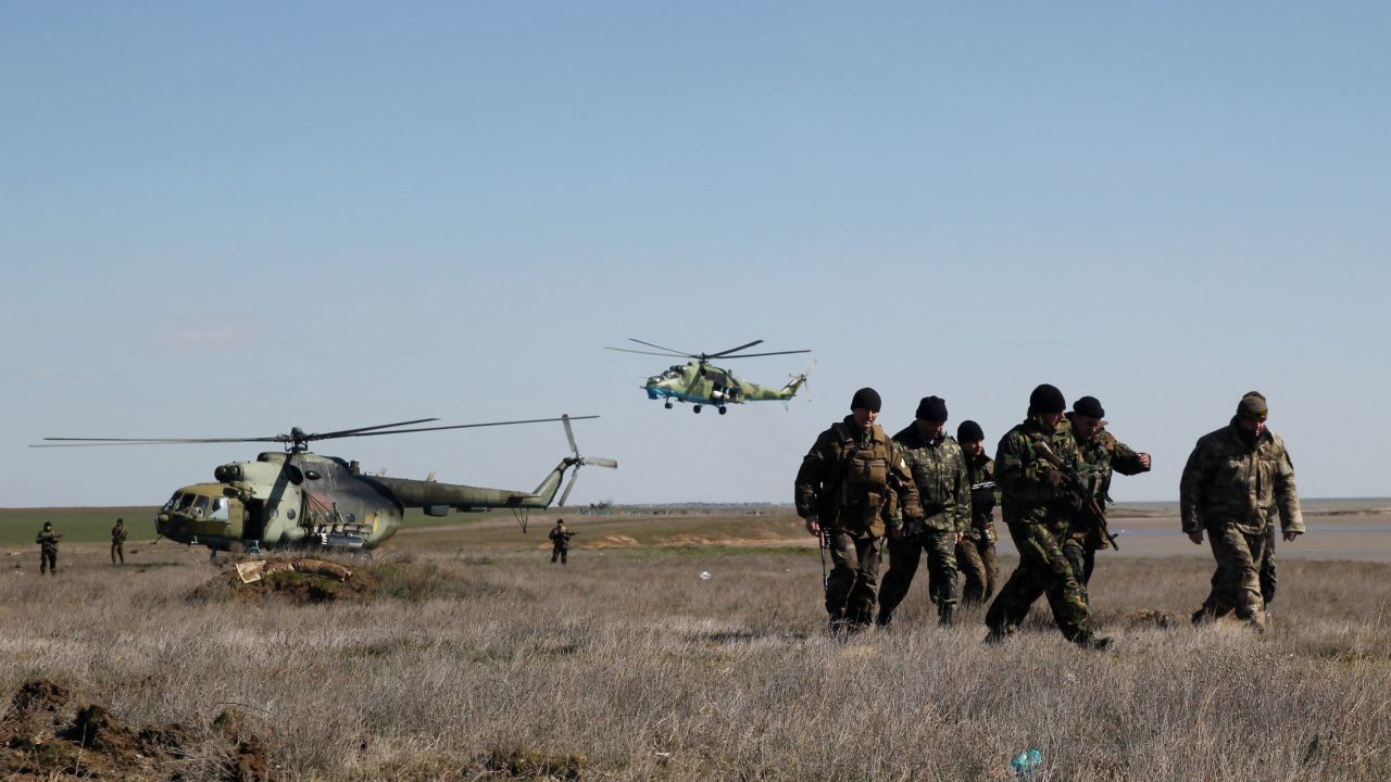 Soldados ucranianos hacen guardia en un puesto de control en la frontera entre Ucrania y Crimea, cerca de la aldea de Salkovo, cerca de Kherson, el 18 de marzo de 2014.