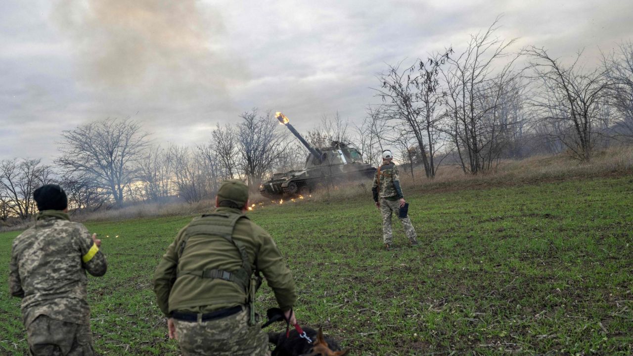 Ukrainian artillery unit members fire toward Kherson on October 28, 2022.