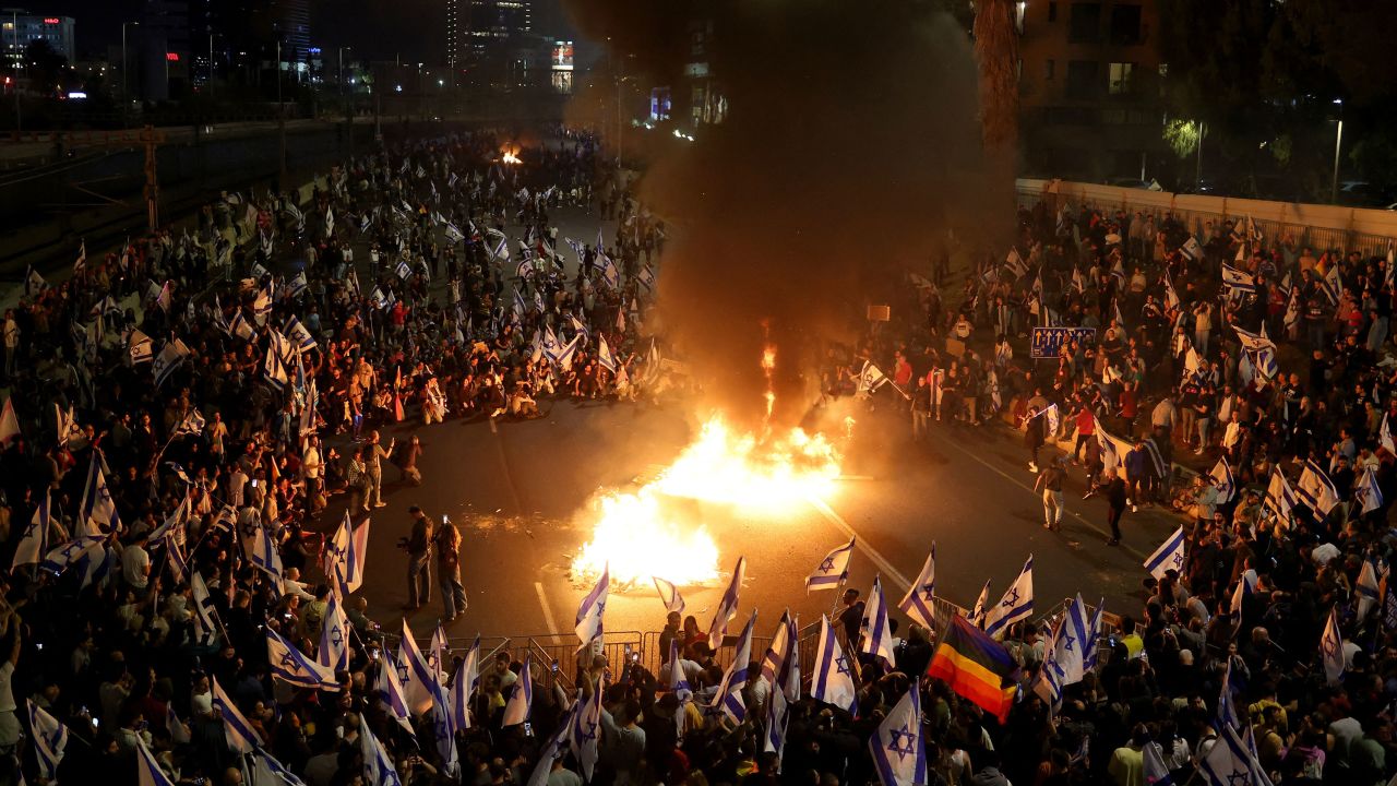 Los manifestantes encendieron fuegos en una carretera de Tel Aviv el domingo