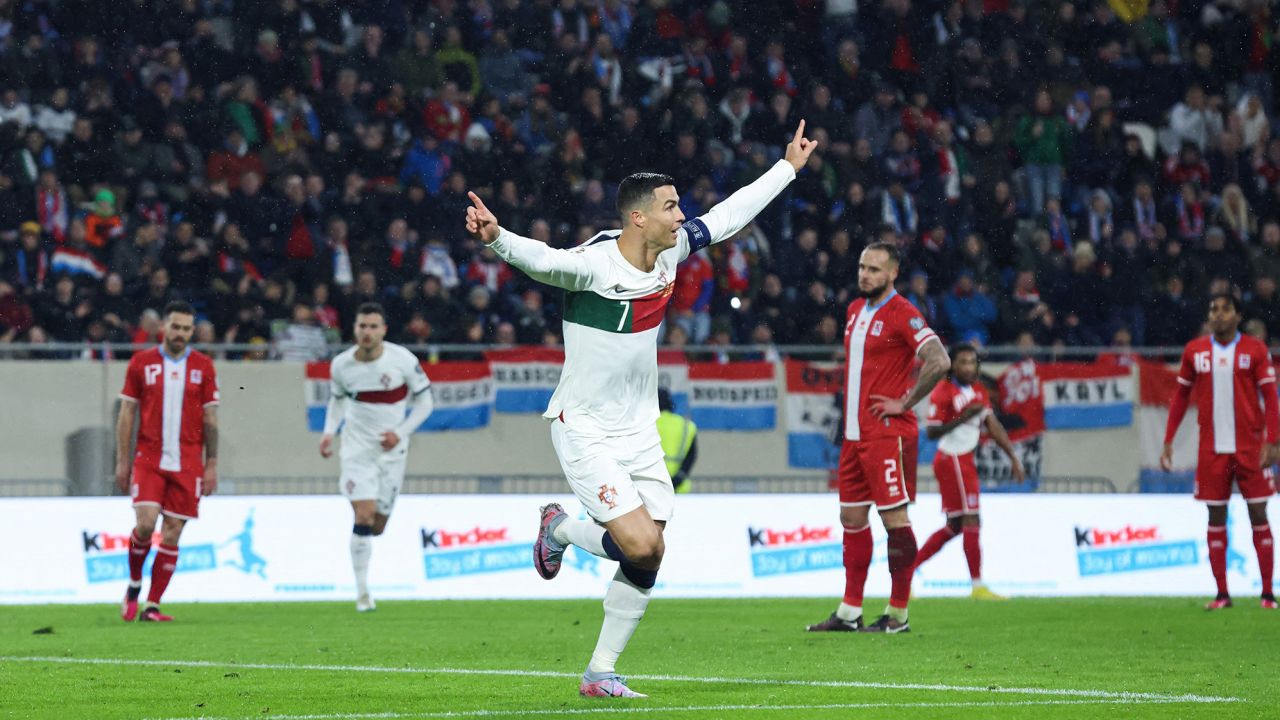 Cristiano Ronaldo menandakan prestasi dua gol dengan sambutan baharu menentang Luxembourg