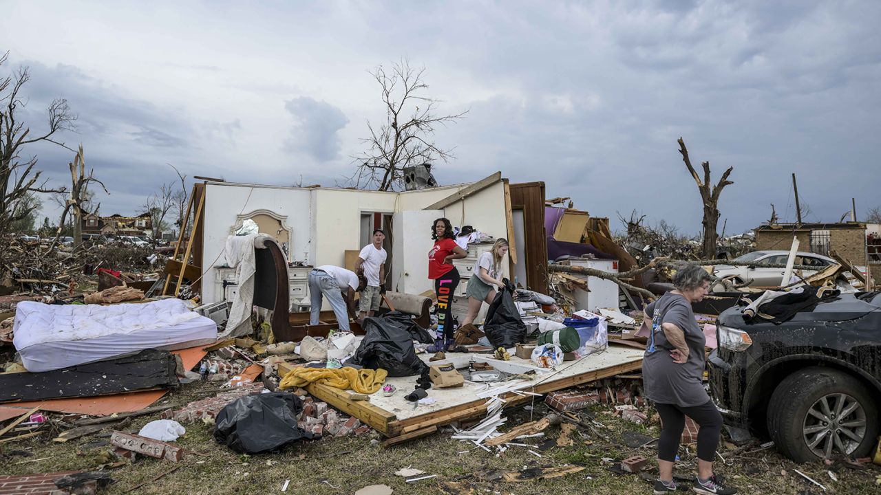 Los residentes examinan los daños Sunay en Rolling Fork, Mississippi.
