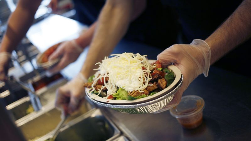 Read more about the article Chipotle agrees to pay ex-employees after closing store that tried to unionize – CNN