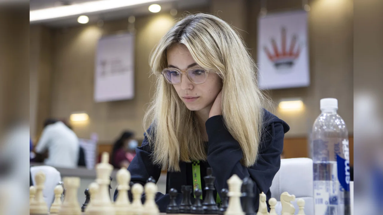20-year-old chess superstar and daughter of two grandmasters, Anna Cramling, is challenging the misogynistic chess world 👍