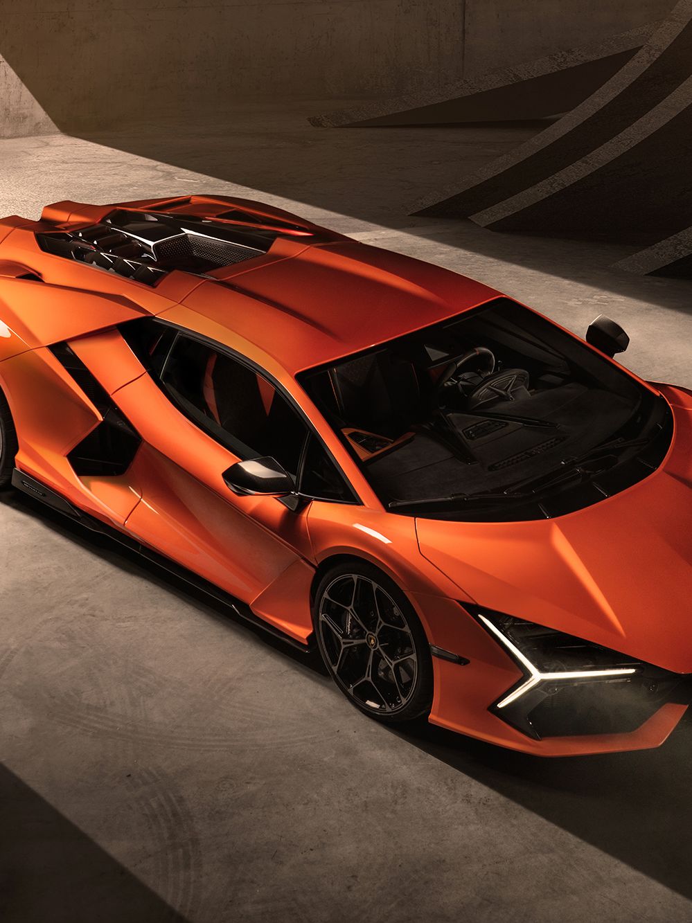 The Lamborghini Revuelto is a 1,001 horsepower hybrid supercar flagship |  CNN Business