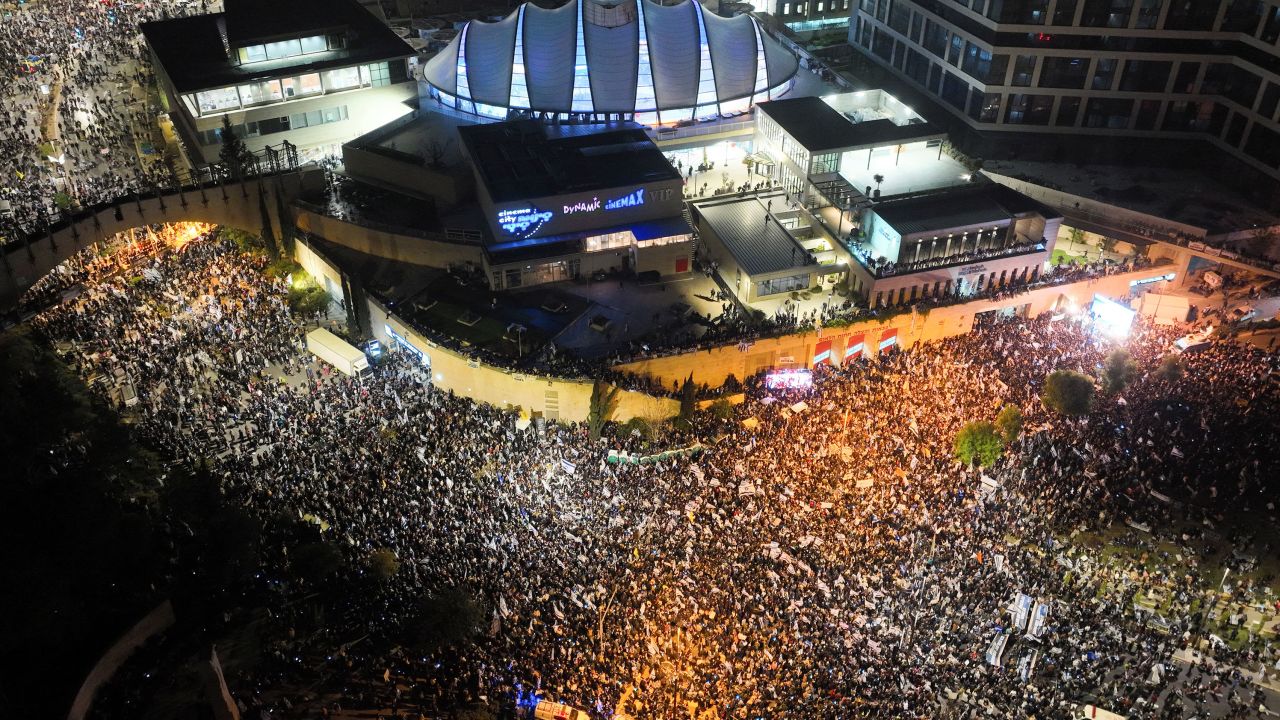 Israelis protest during a demonstration after Israeli Prime Minister Benjamin Netanyahu dismissed the Defense Minister Yoav Gallant in Jerusalem, on March 27, 2023.