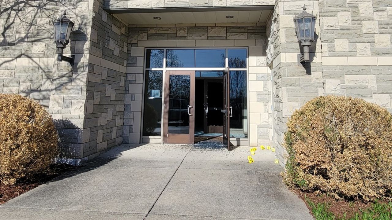 La policía dice que Hale ingresó al edificio de la escuela Covenant después de disparar contra el vidrio de estas puertas.