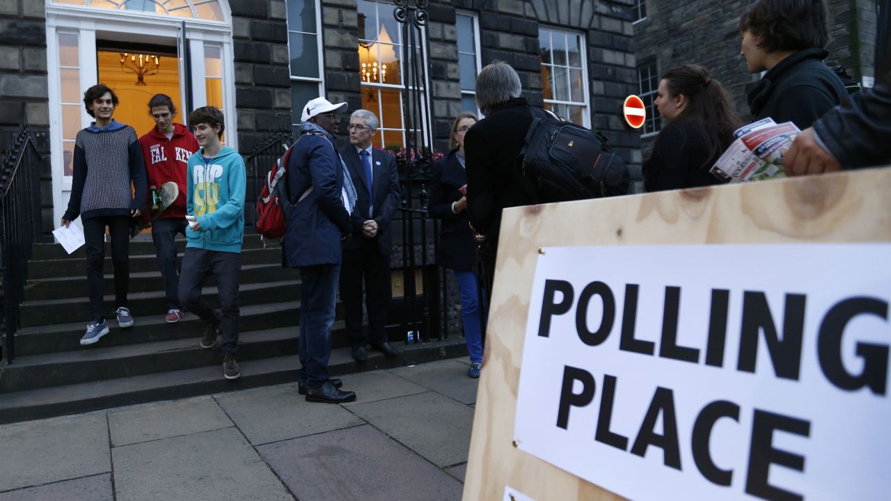 Young voters cast their vote on Scottish independence in Edinburgh, Scotland, on September 18, 2014. 