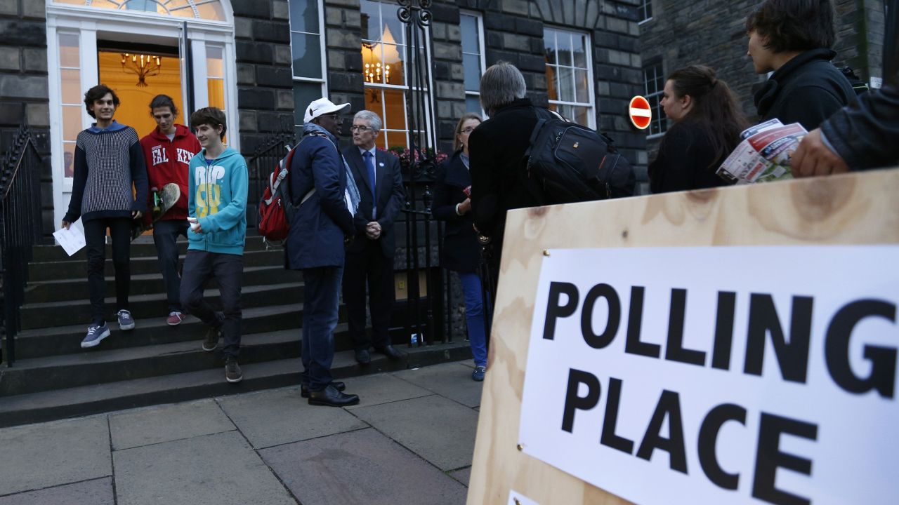 Young voters cast their vote on Scottish independence in Edinburgh, Scotland, on September 18, 2014.
